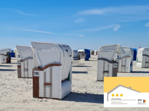 Das Bild zegt einen sonnigen Nordseestrand mit weißen Strandkörben.