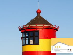 Das Bild zeigt einen friesichen Leuchtturm in den Farben Rot und Gelb und die Tafel der 3-Sterne-DTV-Klassifizierung.